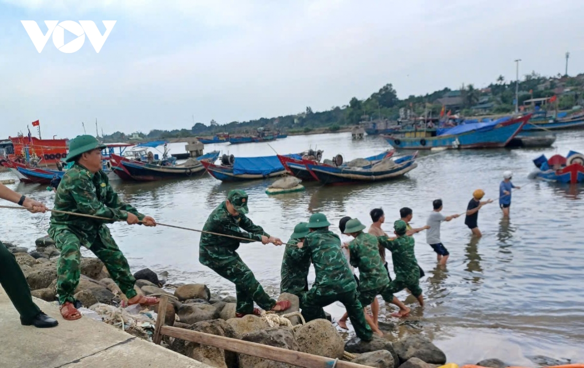 Tàu cá bị chìm khi đang neo đậu tại âu tàu Cửa Tùng